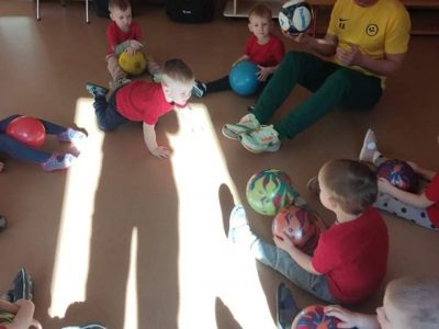 Kartu su treneriu Ramūnu futbolą žaisti – smagu Kartu su treneriu Ramūnu futbolą žaisti – smagu