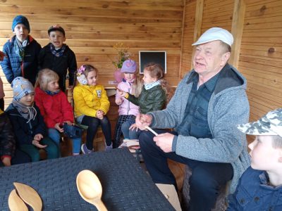 Medis amatininko rankose virsta šaukštu Medis amatininko rankose virsta šaukštu