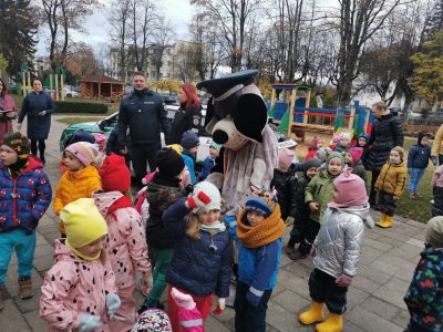 Atšvaitai ant vaikų rūbų žybsi, bet po šios akcijos, tikimės, jų sužibės daug daugiau