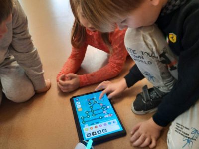 Vyresni vaikai praplečia savo suvokimą bandydami kažką paaiškinti jaunesniems vaikams Vyresni vaikai praplečia savo suvokimą bandydami kažką paaiškinti jaunesniems vaikams