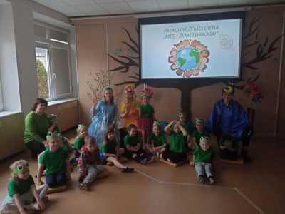 „Saulutės“ vaikai visus sveikina su Žemės diena „Saulutės“ vaikai visus sveikina su Žemės diena