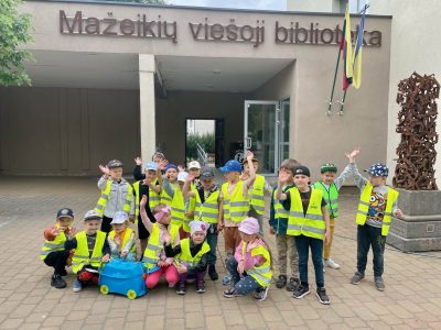 Knygos – tai durys į pasaulį. Jos moko, auklėja, su jomis keliauji, svajoji, gyveni Knygos – tai durys į pasaulį. Jos moko, auklėja, su jomis keliauji, svajoji, gyveni