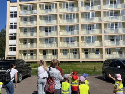 Vaikai lanko sergantį draugą Vaikai lanko sergantį draugą