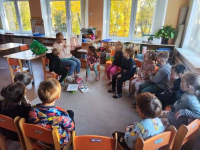 Priešmokyklinukai domisi dantų priežiūra Priešmokyklinukai domisi dantų priežiūra