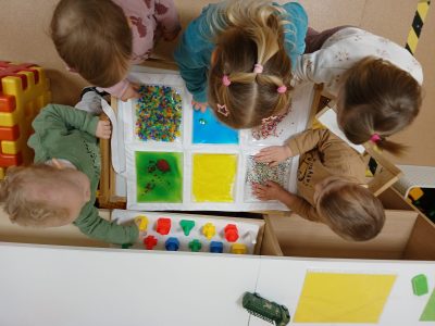 Mokomės pažinti spalvas žaisdami Mokomės pažinti spalvas žaisdami