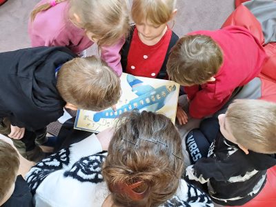 Dalyvaujame tarptautiniame projekte „Kartu paskaitykim knygelę“