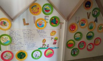 Trispalvę aukštai keliu