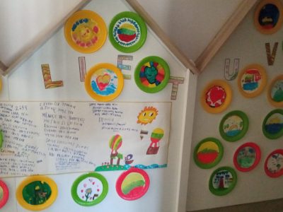 Trispalvę aukštai keliu