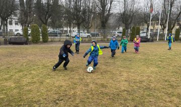 Draugiškos futbolo rungtynės tarp 4 ir 5 grupės vaikų