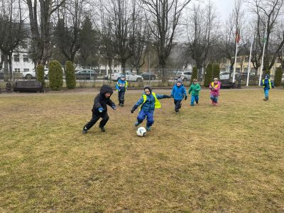 Draugiškos futbolo rungtynės tarp 4 ir 5 grupės vaikų