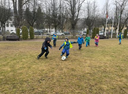 Draugiškos futbolo rungtynės tarp 4 ir 5 grupės vaikų