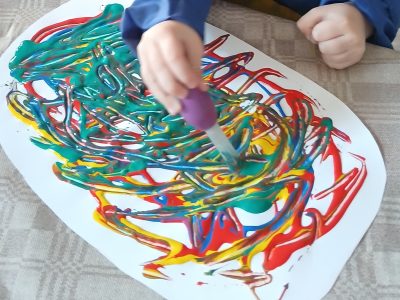 STEAM veikla: Spalvų liejimas ant kiaušinio! STEAM veikla: Spalvų liejimas ant kiaušinio!