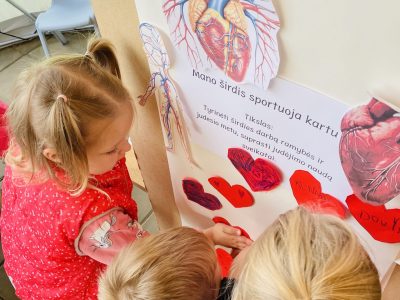 STEAM būrelio metu vaikai tapo mažaisiais tyrinėtojais ir susipažino su širdimi STEAM būrelio metu vaikai tapo mažaisiais tyrinėtojais ir susipažino su širdimi
