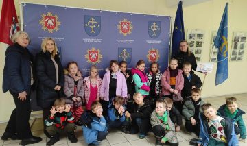 Priešmokyklinukų išvyka į priešgaisrinę gelbėjimo tarnybą