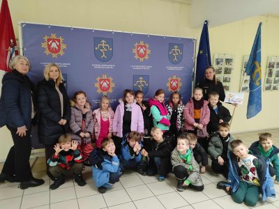 Priešmokyklinukų išvyka į priešgaisrinę gelbėjimo tarnybą Priešmokyklinukų išvyka į priešgaisrinę gelbėjimo tarnybą